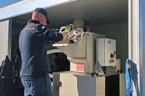 Lavoratore rende operativo l'impianto