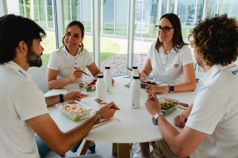 pausa pranzo aziendale con cibo di qualità pianificato e contenitori riutilizzabili